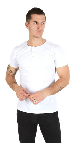 Remera Entallada Botones Cuello Henley Charretera Chomba