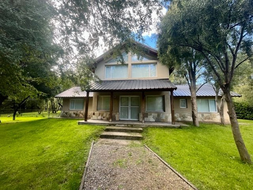 Casa De 3 Dormitorios, 3 Baños En Villa Lago Gutiérrez. 