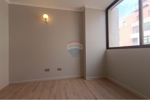 Amplios Espacios Para Remodelar !!!