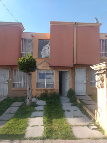 501.b1.vr.3. Casa En Heroes De Tecámac Ii Con 2 Recamaras 1 Baño, Cajon De Estacionamiento Tambien Cuenta Con Dos Niveles, Patio Trasero , Buena Ventilación E Iluminación Con Supermercados Cercanos