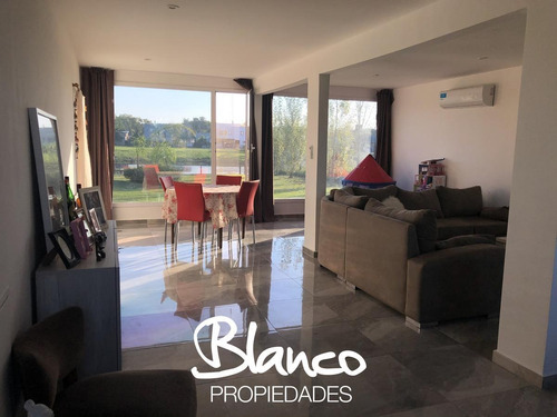 A Laguna! Venta De Excelente Propiedad De Dos Plantas Dentro Del Barrio San Matías