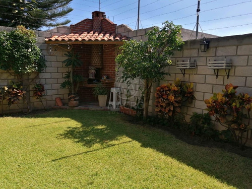 Casa En Venta En Fraccionamiento Coahuixtla De Dos Niveles Con Jardin