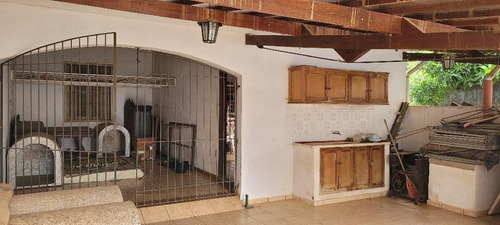 Imagem 2 de 15 de Vende Casa Em Lindoia/sp