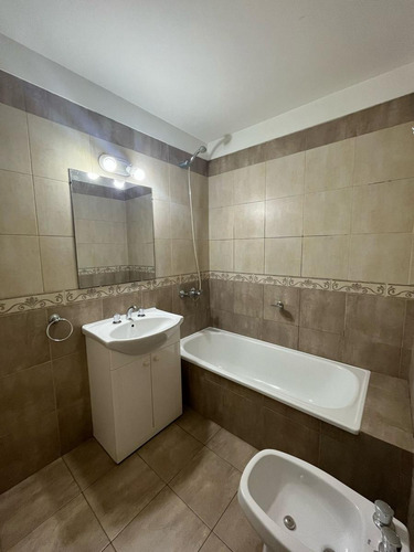2 Ambientes Al Frente C/balcón Corrido Muy Buen Estado - Amenities