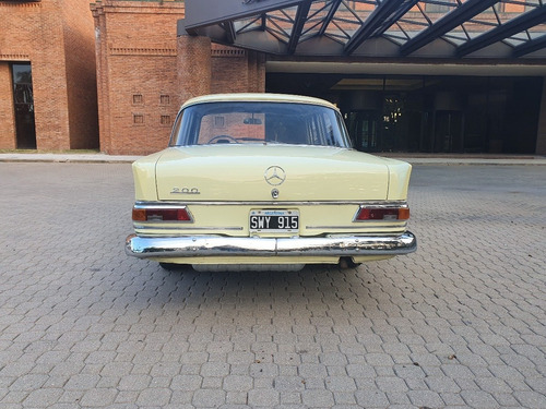 Mercedes-benz 200 (w110)