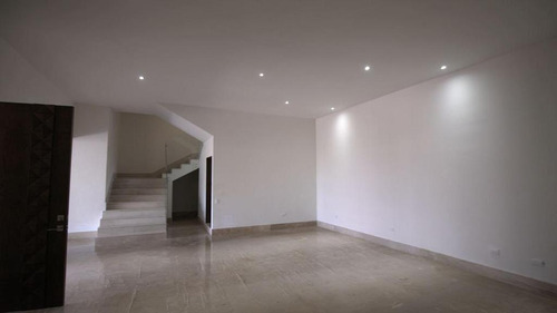 Residencia Con Acabados De Lujo En San Patricio