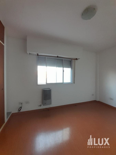 Imagen 16 de 27 de Alquiler - Venta Departamento Un Dormitorio De Escalera - Frente - Balcón - Abasto
