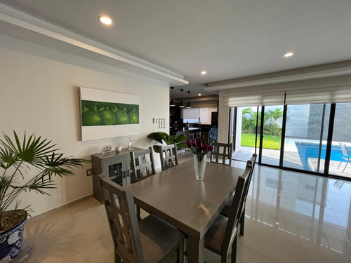 Casa En Venta En Costa De Oro, 4 Recámaras Cada Una Con Baño, Una De Ellas En Planta Baja, Alberca Y Jardín En Boca Del Río, Veracruz