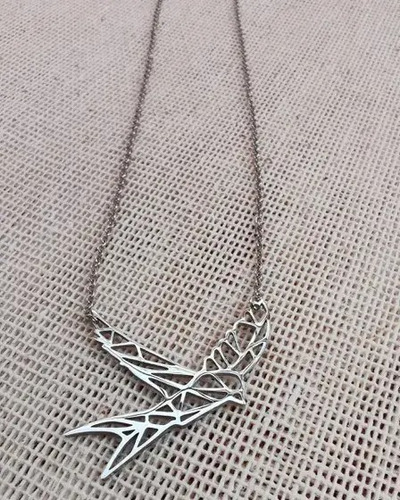 Imagen 3 de 4 de Dije De Golondrina Origami De Acero Con Cadena