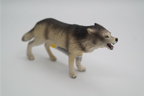 Miniatura realista de vida salvaje de Schleich, con forma de lobo