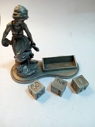 Estatuilla Original Con Calendario En Inglés Gris Oscuro (Usado)