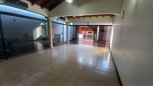 Vendo Casa A Una Cuadra De La Avda. Irrazábal, Centro: 4 Habitaciones Y 4 Baños.