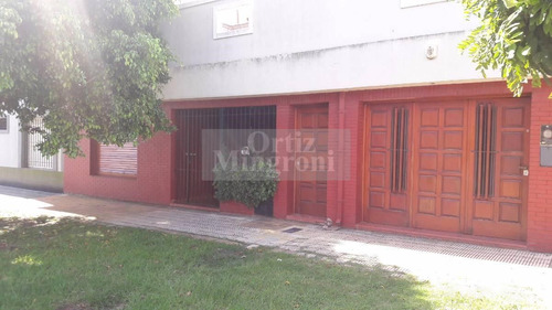 Casa  En Venta Ubicado En Lomas De Zamora,  G.b.a. Zona Sur