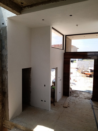 Imagen 13 de 25 de Espectacular Casa Para Estrenar De 4 Habitaciones, 7 Parqueos Y 510 Metros De Construcción