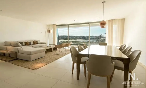 Venta Departamento 3 Dormitorios Y Dependencia En Playa Brava, Punta Del Este