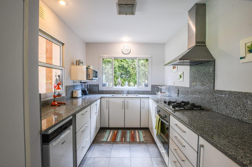 Imagen 8 de 30 de Casa De 4 Dormitorios En Venta Con Piscina En Barrio Cerrado Aldea Fisherton