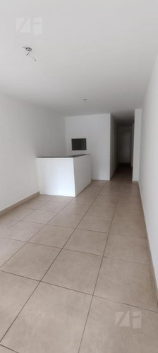 75m2 Con Dos Baños Y Patio.-