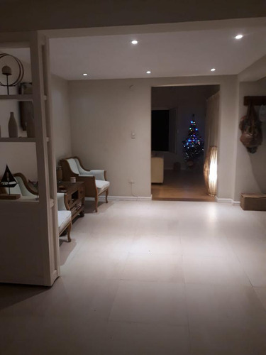 Casa En Venta - 3 Dormitorios 2 Baños - 200mts2 - Azul