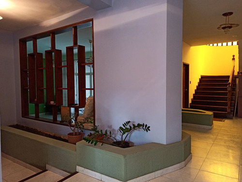 Se Vende Amplia, Acogedora Y Moderna Casa En Colinas De Santa Mónica. (r.o)