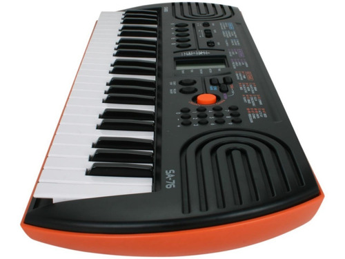 Imagen 9 de 10 de Teclado musical Casio Mini SA-76 44 teclas negro/naranja