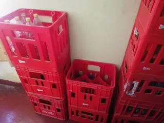 Cajas Con Botellas De Gaseosa Vacías