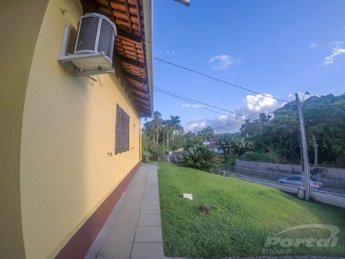 Salto Do Norte - Casa Residencial Com 4 Dorms. Sendo 1 Suíte Living 3 Ambientes Estar, Tv E Bar,lavabo, Varanda ,cozinha,lavanderia,e Despensa, Peças Amplas,construção Sólida, Excelente Estado De Co