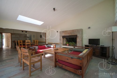 Imagen 7 de 30 de Casa En Playa Mansa, 4 Dormitorios, Barbacoa, Piscina- Ref: 43300