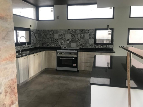 Imagen 4 de 13 de Casa De 4 Ambientes En Barrio Privado