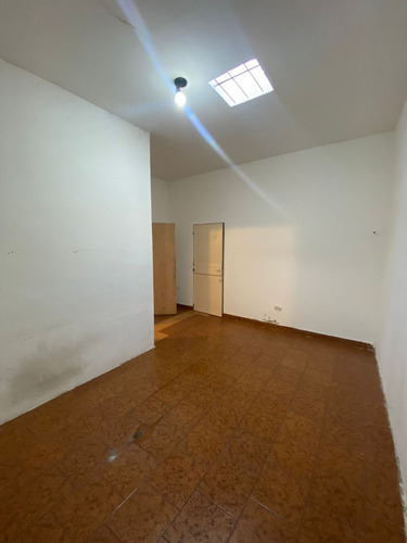 Imagen 10 de 17 de En Venta Casa 3 Amb Con Gge P/ 2 Autos, Amplio Fondo Libre, Terraza Y Local En Lanus (136)