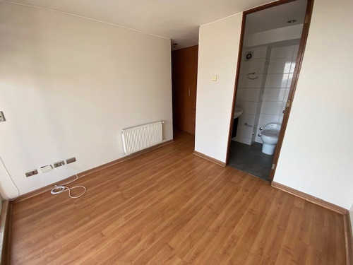 Imagen 2 de 15 de Iluminado Departamento En Arriendo