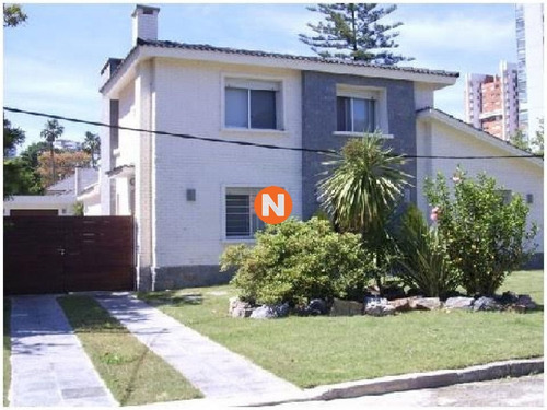 Casa En Venta, Mansa, Punta Del Este, 4 Dormitorios.- Ref: 209719