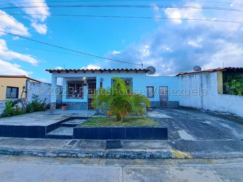  Al/  Cómoda Casa En  Venta En  La Teura Cabudare  Lara, Venezuela.  3 Dormitorios  2 Baños  204 M² 