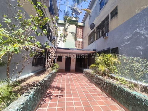 En Venta Apartamento De 96 Mts. Ubicado En Planta Baja, Bien Conservado