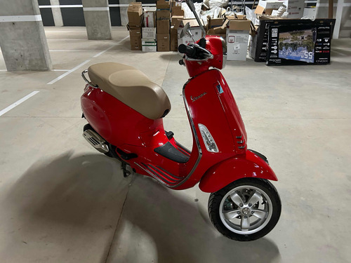 Vespa Italiana 125- Nueva, 300 Km.