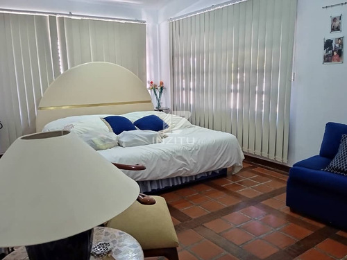 Casa Estilo Contemporáneo Ubicada En El Parral. L.m