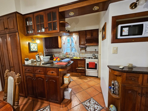 Casa Céntrica Haedo.6 Amb 240mts 180 Cubiertos 4 Dorm .3 Baños.garage.apta Credito. Luminosa.amplia.buena Distribucion Y Triple Circulacion ( Para Vivienda.oficina O Estudio).