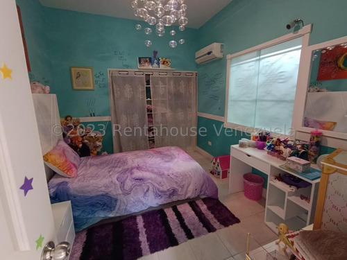 San Bernardino !! Amplia Y Hermosa Casa Totalmente Remodelada, Dividida En 3 Ambientes Independientes, 434 M2 Terreno, 555 M2 Const., 9 Hab., 8 Baños, 7 Pe, 3 Cocinas. Calle Cerrada Vigilancia 24/7 !!