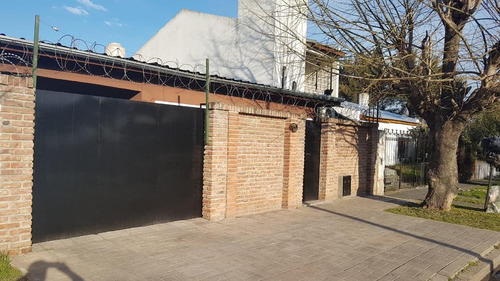 En Venta | Hermosa Propiedad Con Amplio Quincho Y Con Parque | Ubicada En Moreno Sur