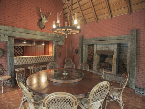 Casa En Venta Con Piscina En Carrasco Ref. 4163