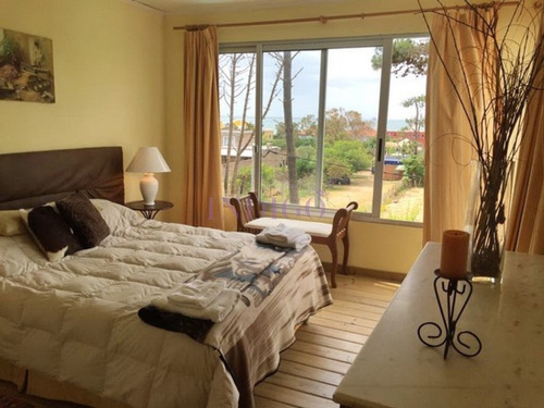 Venta Y Alquiler En Pleno Montoya, Casa De 6 Dormitorios Mas Servicio.- Ref: 473