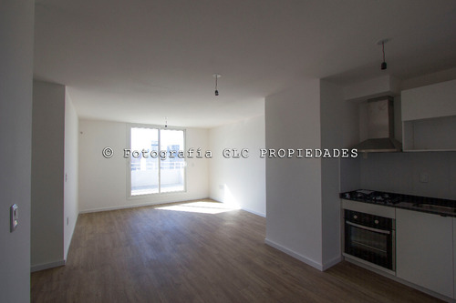 Venta De Penthouse De Dos Dormitorios En Montevideo, Cordón Con Gran Terraza Y Parrillero. Con Cochera Doble.
