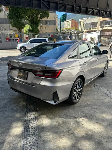 Toyota Yaris G Sedan Plata