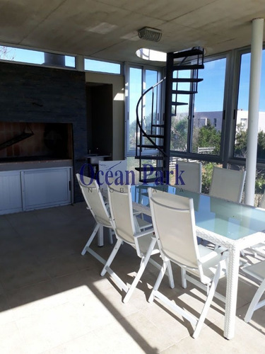 Imagen 8 de 22 de A Pasos Del Mar. Amplia, Piscina - Loto De Cristal