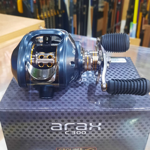 Reel Baitcast Grouper Arax 300 4r 6.3 0.31mm/110m Huevito Color Azul Acero Lado De La Manija Izquierdo