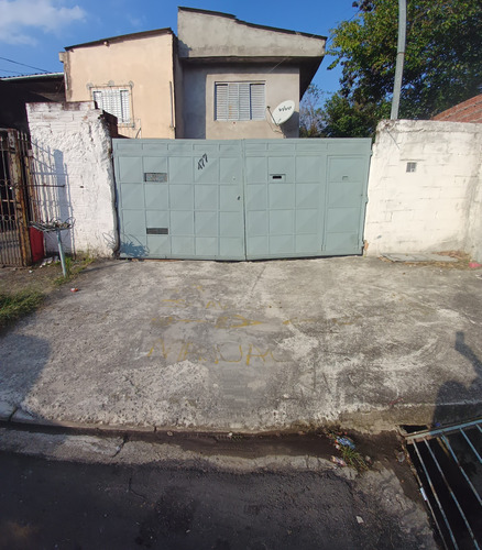 Sobrado À Venda Com Amplo Terreno!