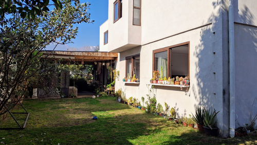 Casa Moderna Y Amplia 5d/4b Con Quincho En Arriendo