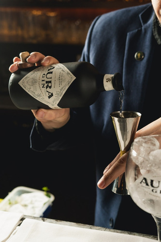 Aura Gin 700ml + Copa Balloon Gin Tonic Aura Gin 610ml