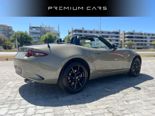 Mazda MX-5 Miata 2.0 Soft Top MT