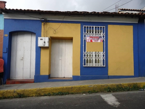 Imagen 1 de 13 de Casa En El Centro A Dos Cuadras De La Plaza Bolívar De Los Teques