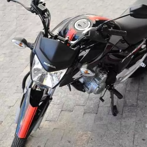 Enchi o paralama dianteiro da minha Honda Biz de adesivos , adesivos para  moto , adesivo de vinil 